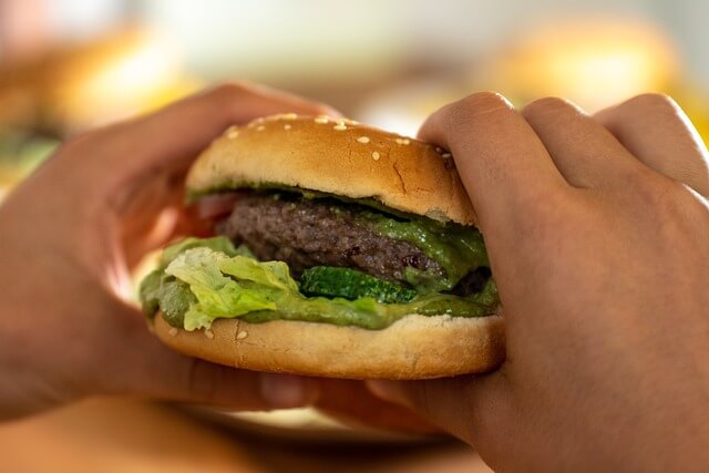 マクド以外のバーガーショップの値上げ状況は？モスやロッテリアなども調査！