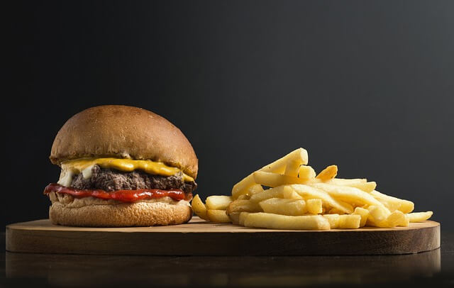 マクド以外のバーガーショップの値上げ状況は？モスやロッテリアなども調査！